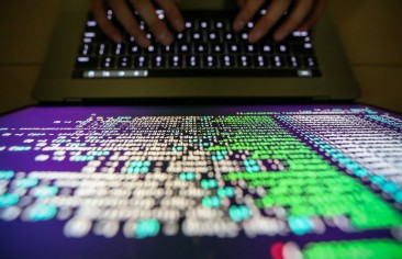 مجموعات من المعارضة الإيرانية تشنّ هجمات إلكترونية على حكومة طهران￼