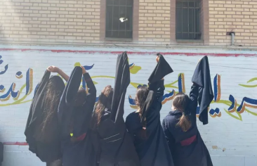مدارس البنات تنضم إلى احتجاجات الجامعات مع إعلان إضراب للمعلمين.. و6 دول أوروبية تقدم 16 اقتراح عقوبات ردًّا على قمع الاحتجاجات في إيران