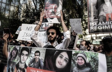 الاحتجاجات في إيران.. سلطة مُهدَّدة وكتلة صامتة لم يُحسَم موقفها بعد