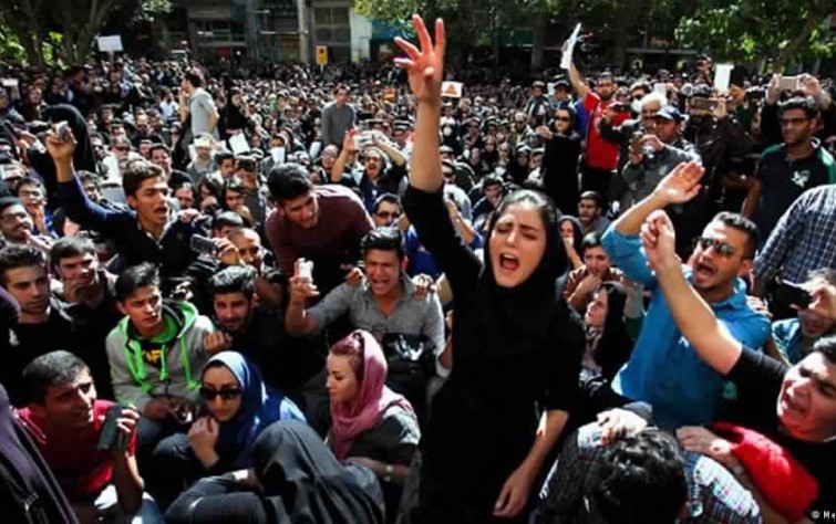 صحف عالمية: الشعب الإيراني ينتفض ضد خامنئي ونظامه