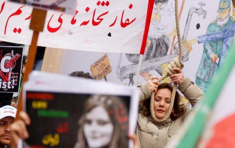مظاهرات الإيرانيين في بروكسل تطالب «الأوروبي» بإعلان الحرس الثوري «إرهابيًّا».. والدولار يتجاوز 50 ألف تومان