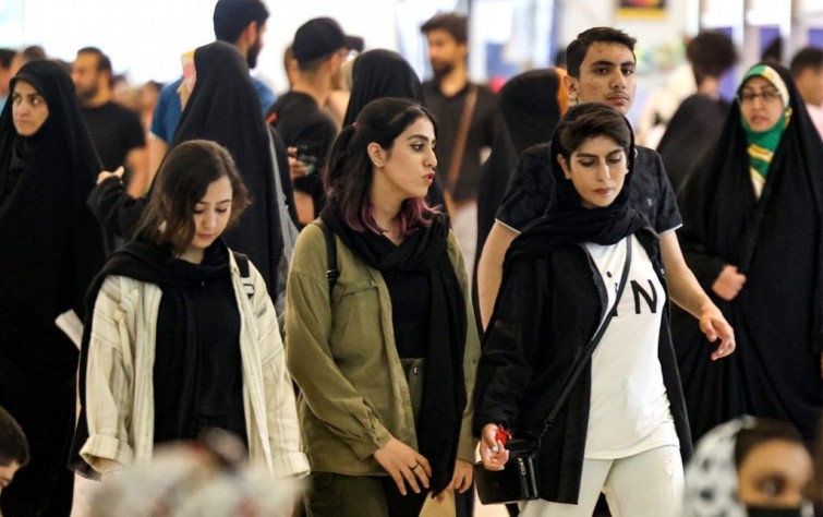 إغلاق أكثر من «ألف محل تجاري» في جيلان بسبب عدم ارتداء الحجاب..واعتقال 6 متهمين في إطلاق نار خلال «عزاء» بمدينة «بندر إمام»