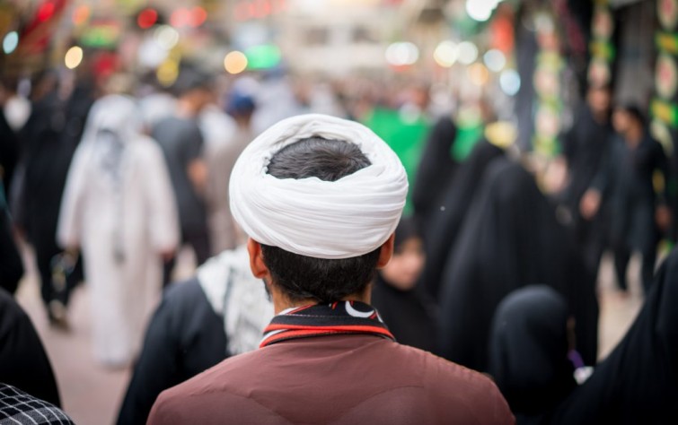 التحالف التاريخي للبازار ورجال الدين في إيران.. التحولات والنتائج
